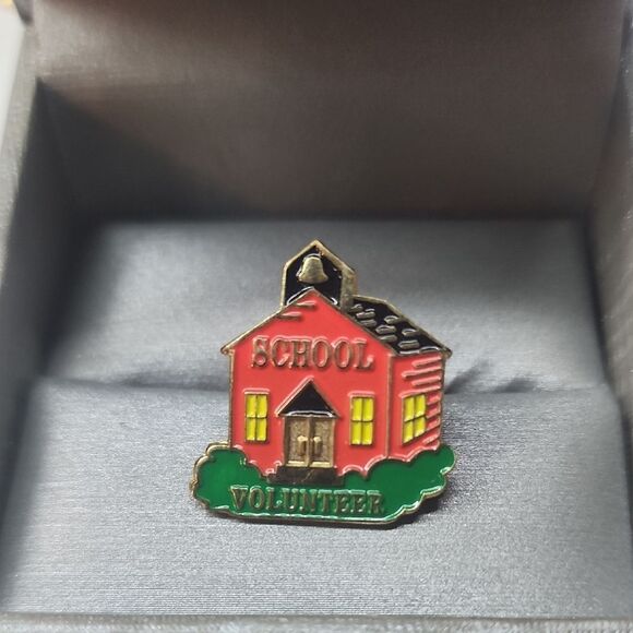 School Volunteer Pin - Picture 1 of 3